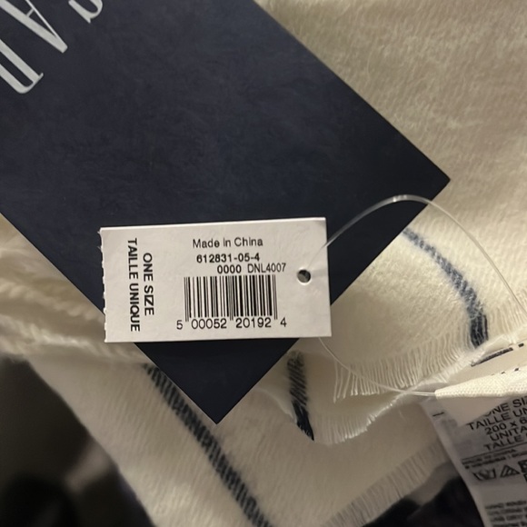 White and dark blue GAP scarf - Picture 3 of 3